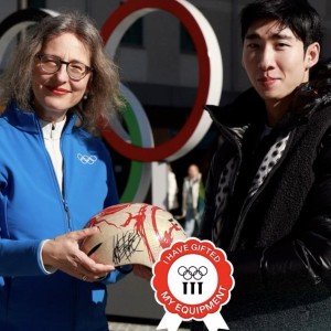 开云体育-附有亲笔签名，林孝埈将米兰冬奥熊猫头盔捐赠奥林匹克博物馆
